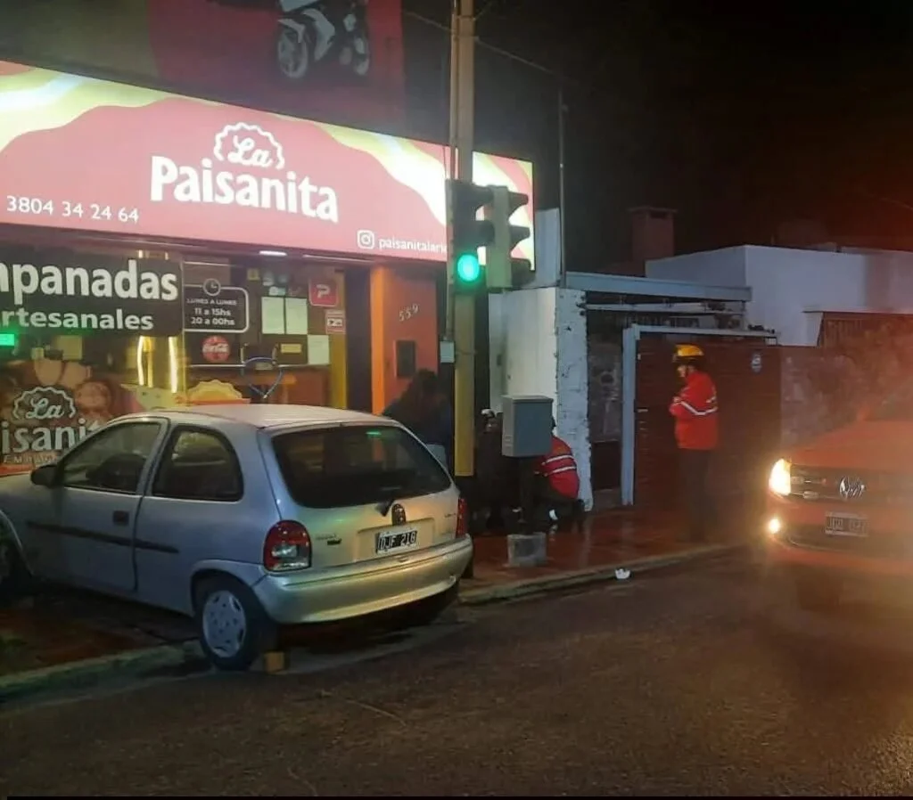 Accidente en Angelelli y Quiroga: un auto choca contra un comercio y causa daños