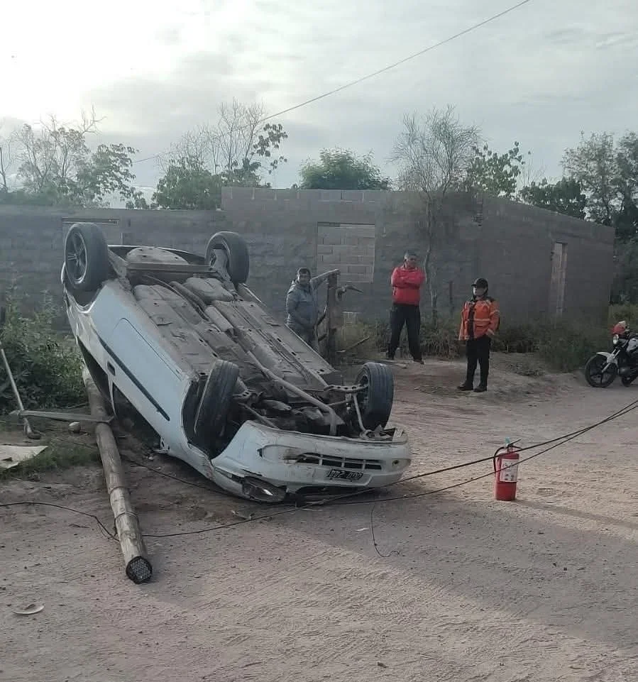 Accidente en barrio Virgen del Valle deja tres personas heridas, un niño entre ellas