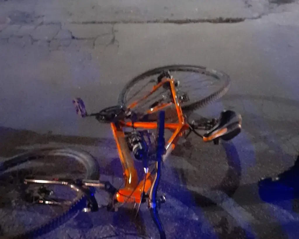 Accidente en Chepes: tres personas heridas tras choque entre moto y bici