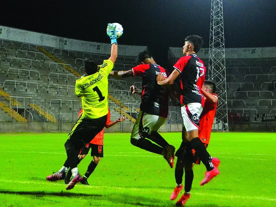 Andino se aferra a la remontada y suma tres puntos vitales en el Provincial