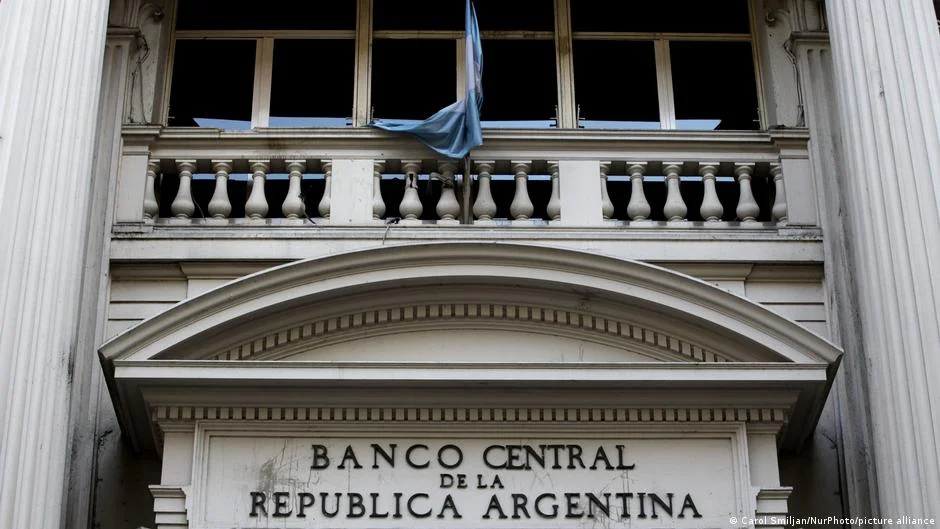 Argentina se prepara para un pago significativo de deuda con apoyo bancario.