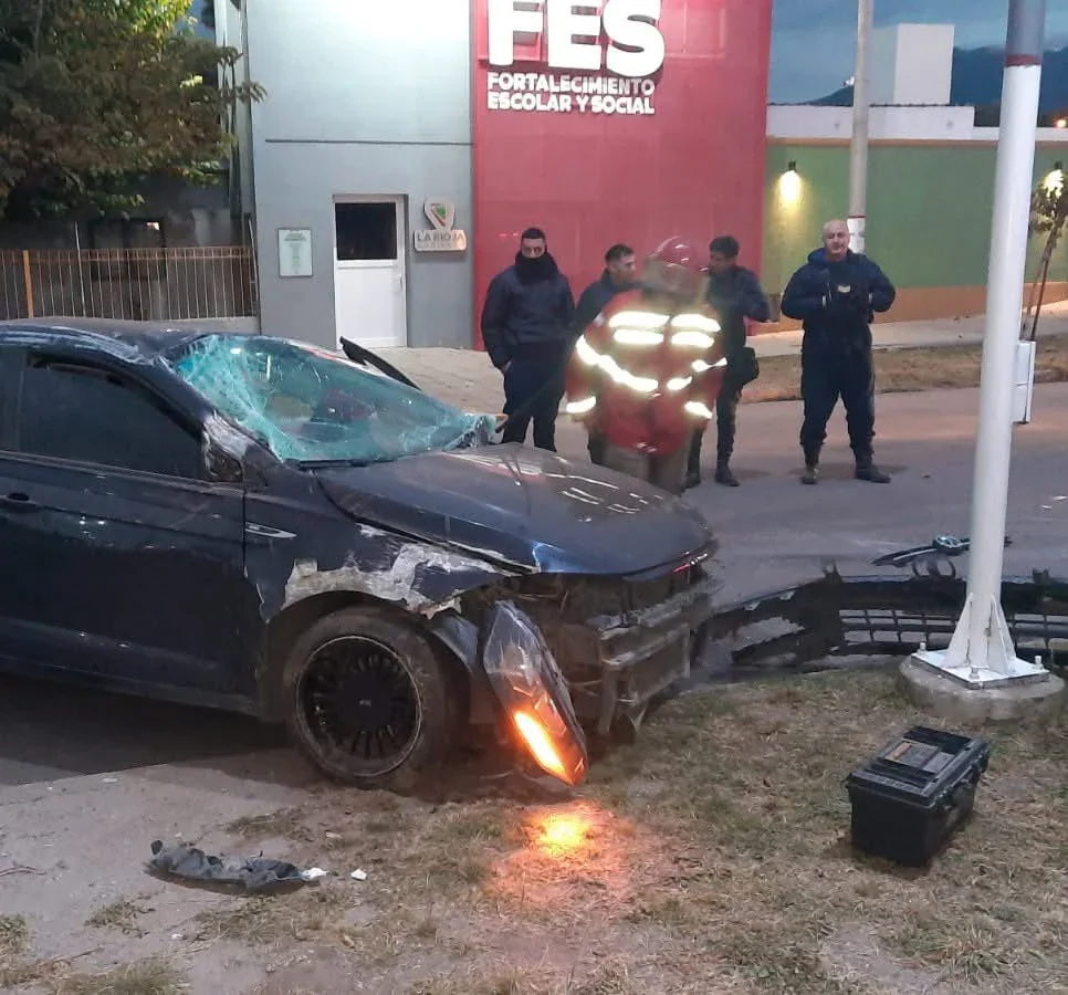 Avenida Independencia cerrada tras volcadura de vehículo en accidente.
