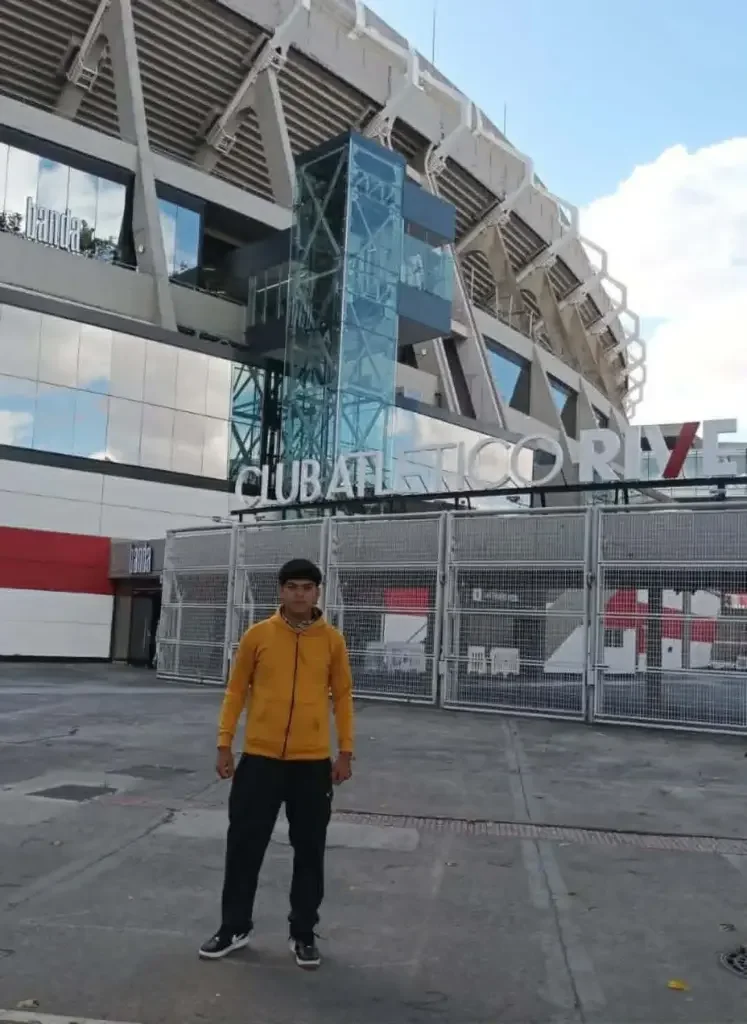 Chamical celebra el talento local: joven futbolista inicia su camino en River Plate