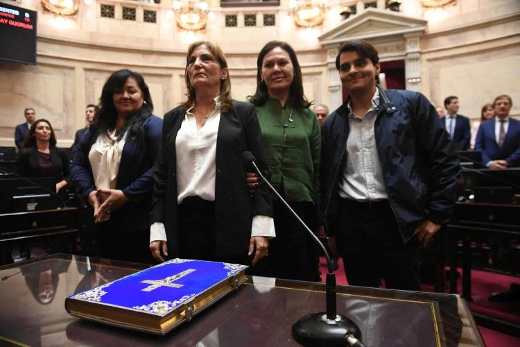 Claudia López toma el cargo de senadora nacional y promete trabajar por el país
