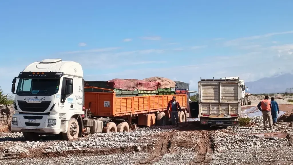 Corte preventivo en Ruta 40 afecta el tránsito hacia Huaco por creciente activa