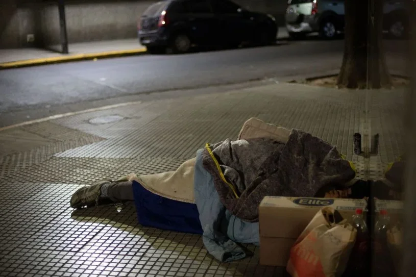 Crisis habitacional en La Rioja: la dura realidad de quienes duermen en la calle