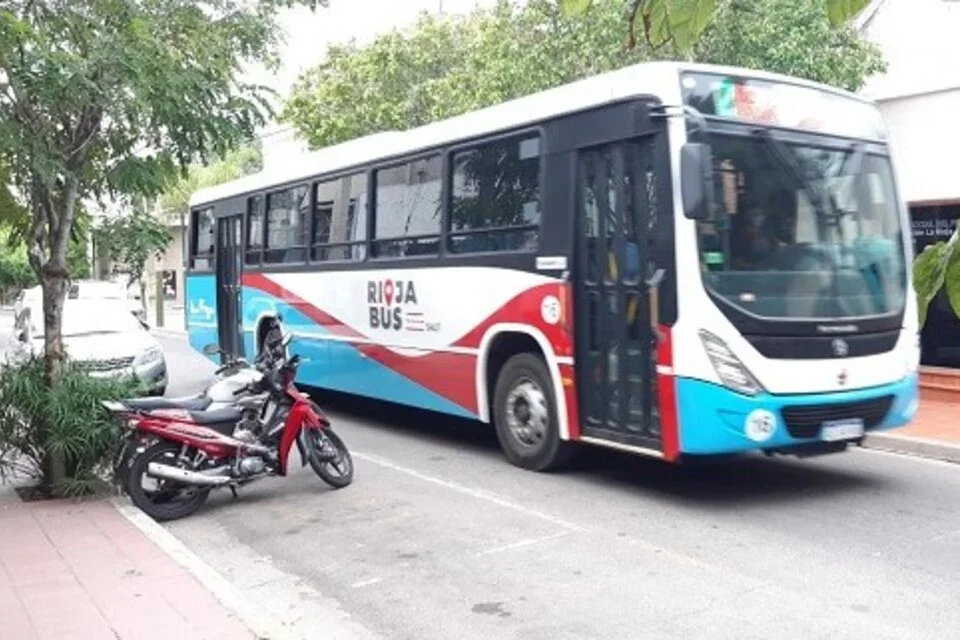 Desvíos en líneas de Rioja Bus complican el transporte por calles deterioradas