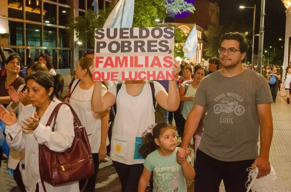 Docentes de Catamarca exigen mejoras salariales en una masiva marcha educativa