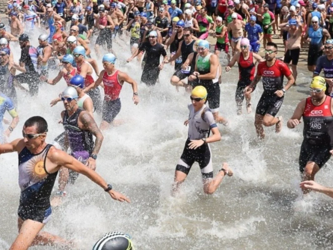 El río Gualeguaychú recibe a los mejores nadadores en un emocionante campeonato nacional.