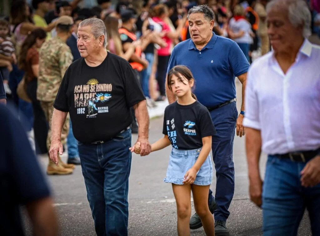 Emotivo desfile en La Rioja rinde homenaje a veteranos de Malvinas y caídos en la guerra