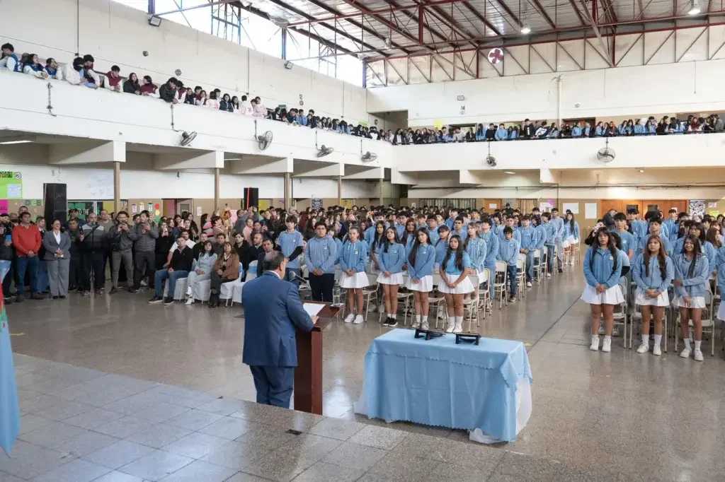Estudiantes de La Rioja reafirmaron su compromiso con la Constitución en acto cívico