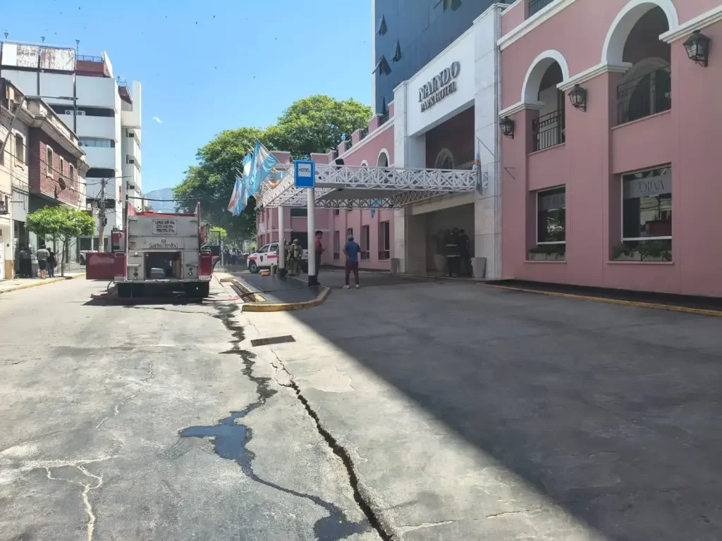Evacuación total en Hotel Naindo tras un incendio que alarmó a los huéspedes