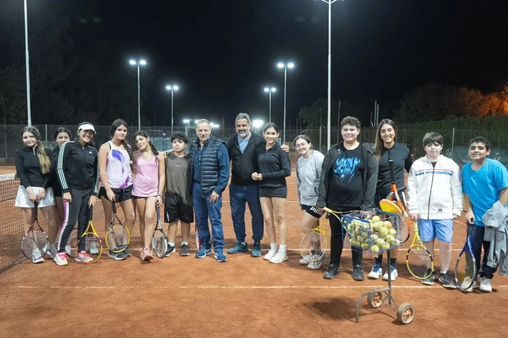 Iluminación renovada en canchas del Lawn Tennis Club beneficia a deportistas locales