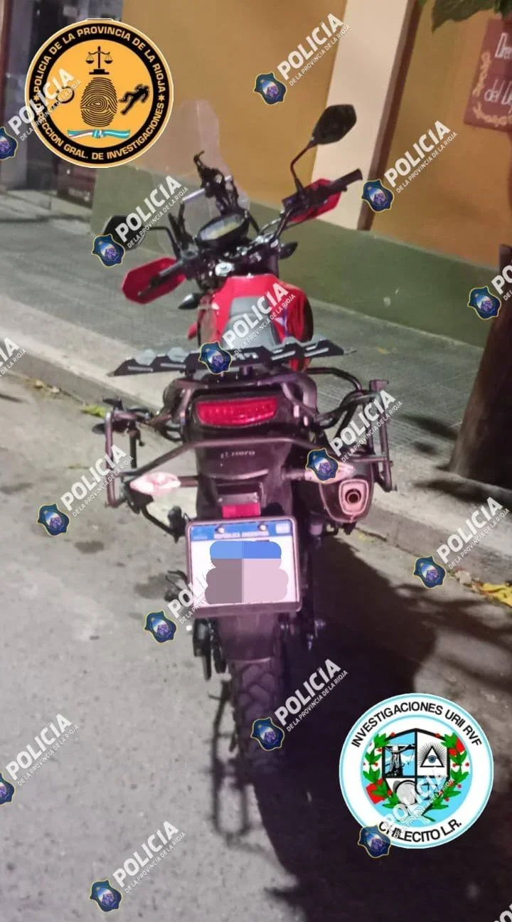 Intervención policial en Chilecito: hallan motocicleta abandonada en operativos de investigación.
