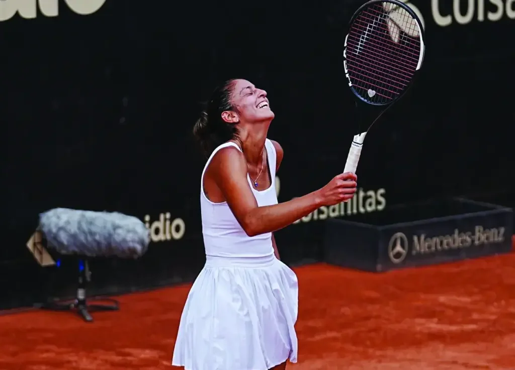 Jazmín Ortenzi hace historia en Bogotá y se clasifica a cuartos del WTA