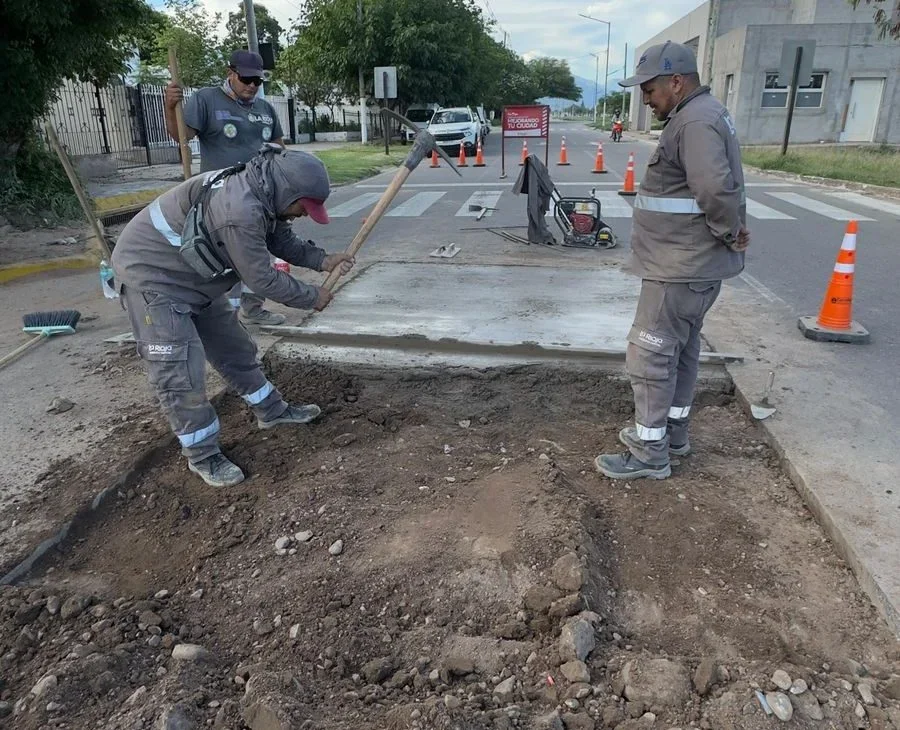 La Capital mejora calles: intensifican el bacheo en zonas críticas durante el receso