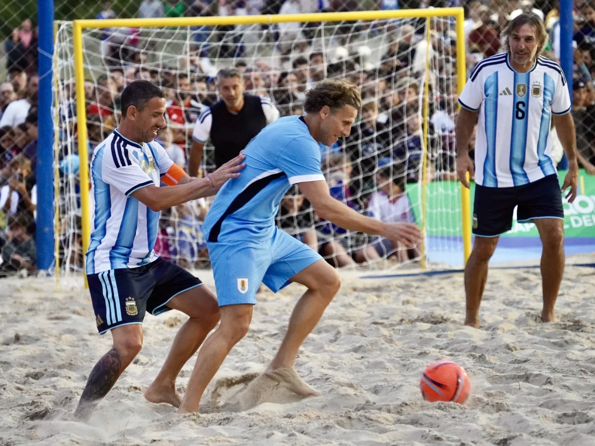 La selección de leyendas de Argentina cae ante Uruguay en reñido duelo de fútbol playa