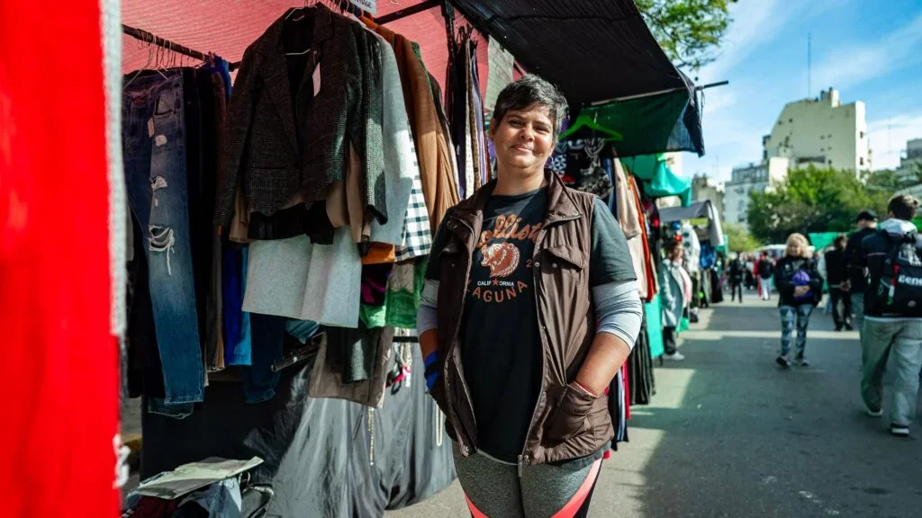 La venta de ropa por kilo genera tensiones en La Rioja: un nuevo modelo de negocio en debate.