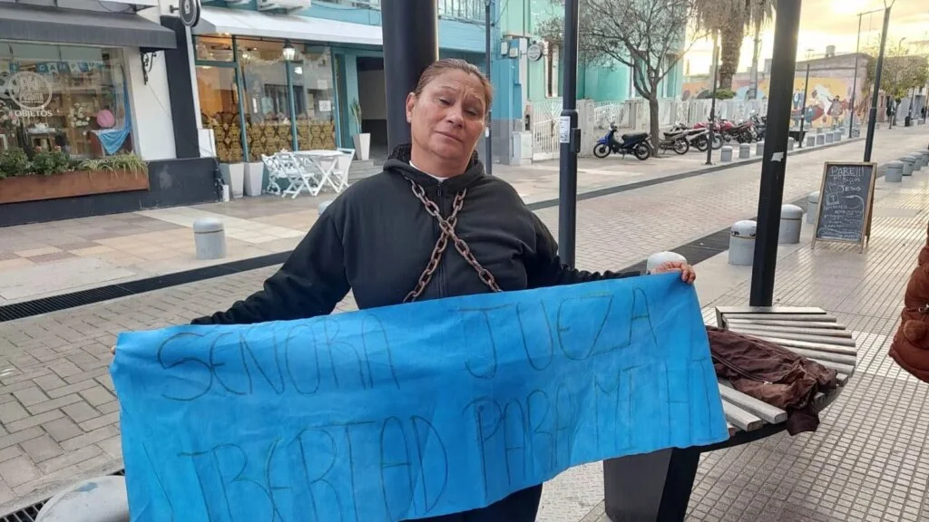 Madre pide justicia en La Rioja: se encadena frente a Tribunales por su hijo detenido