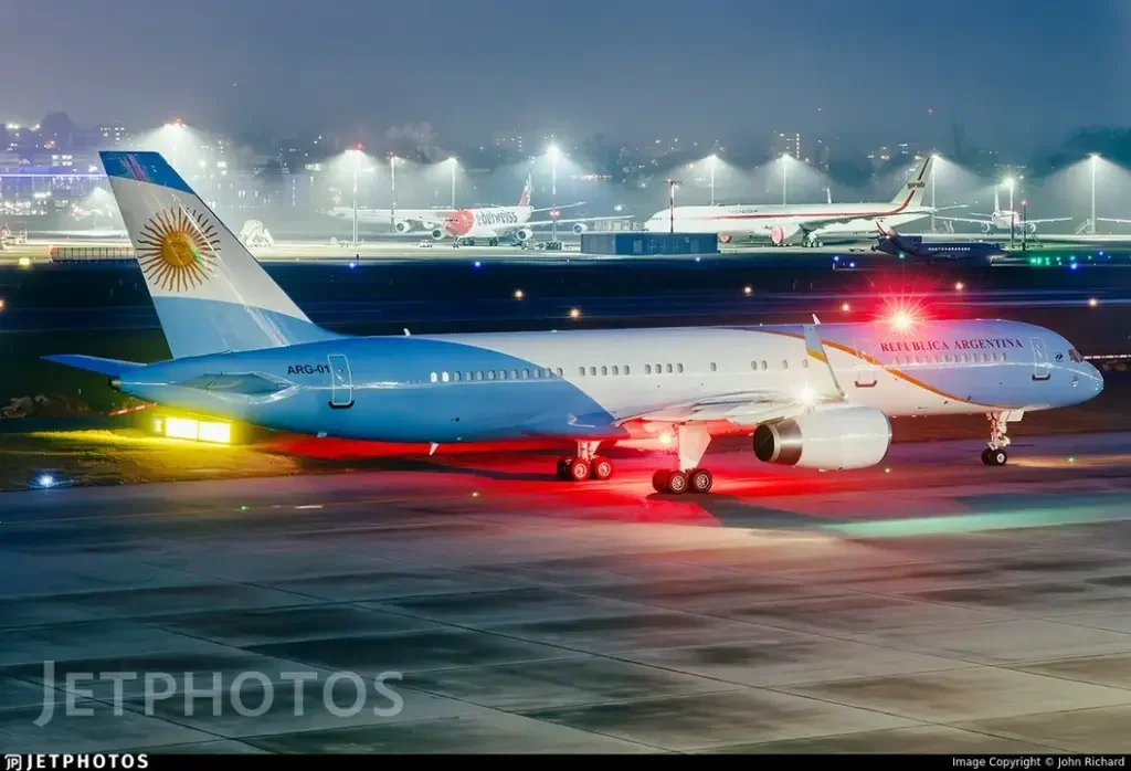 Milei concluye su gira europea y regresa a Buenos Aires con nuevos desafíos políticos.