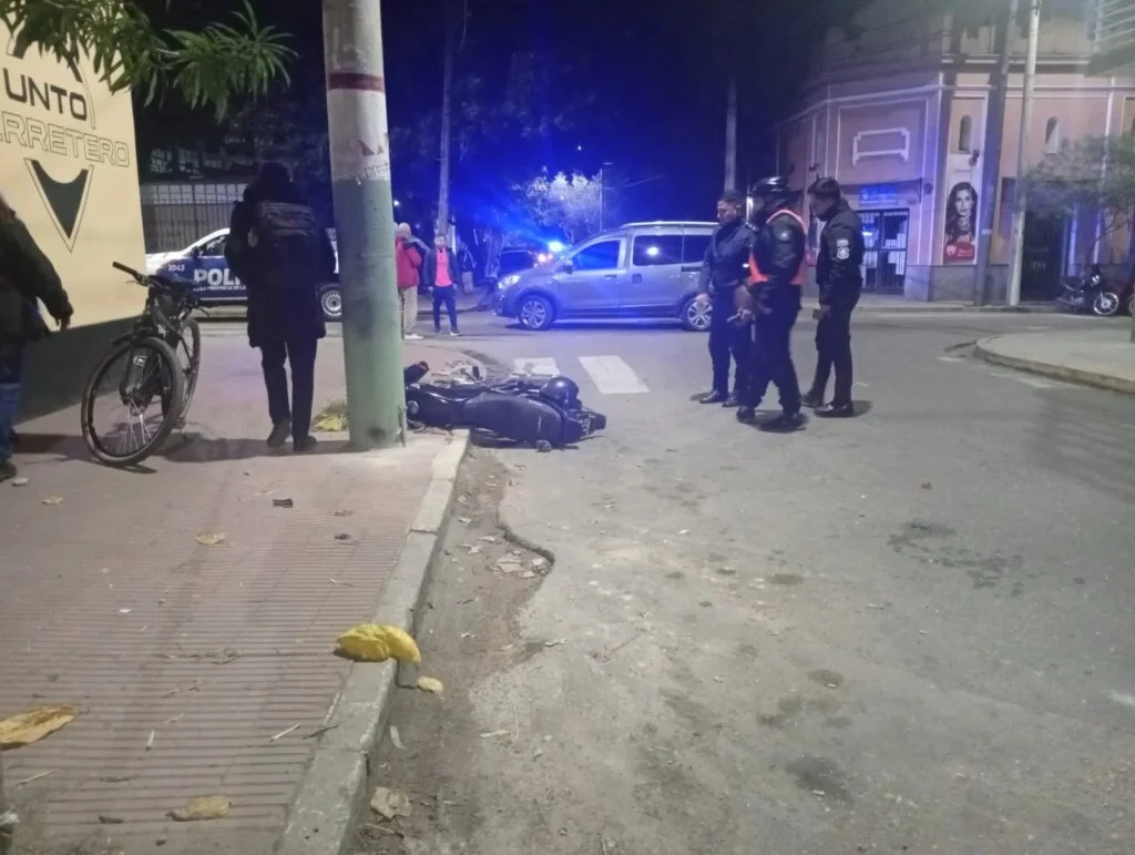 Motociclista herido en choque con camioneta en el macrocentro de la ciudad