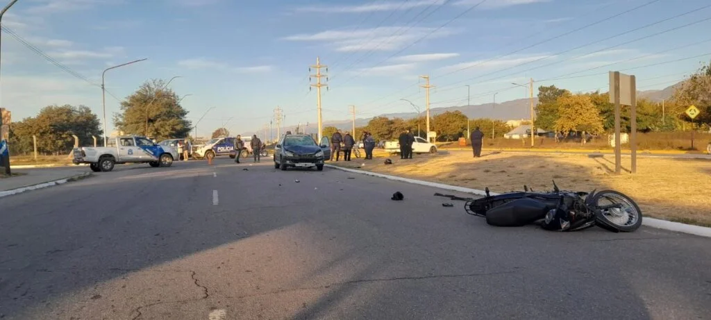 Motociclista hospitalizada tras choque en la rotonda del Monumento a Malvinas
