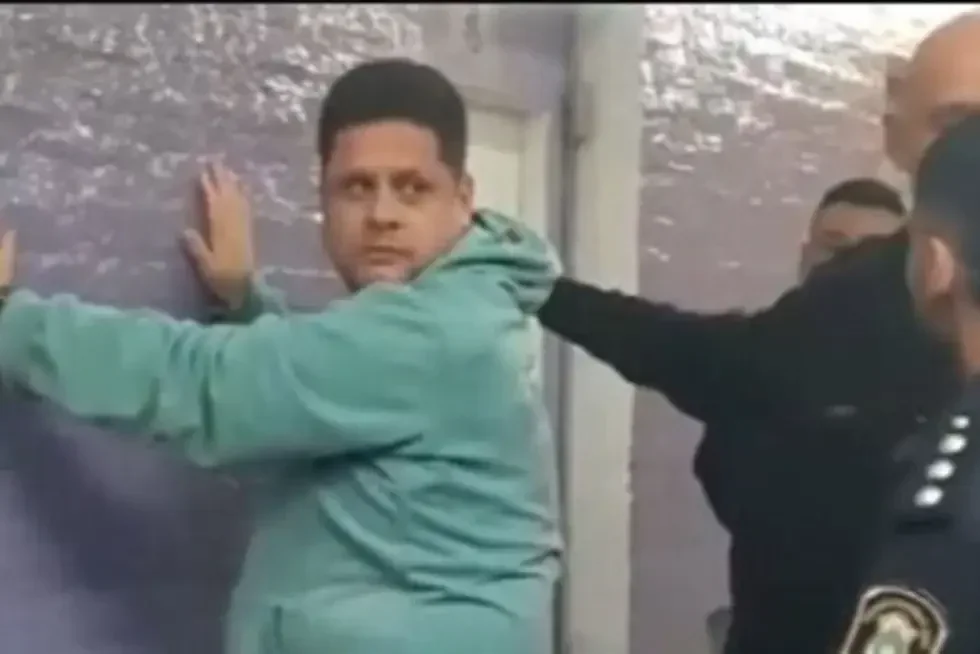 Orlando Novillo recibe 20 años de prisión por abuso sexual virtual en un caso inédito en el país.