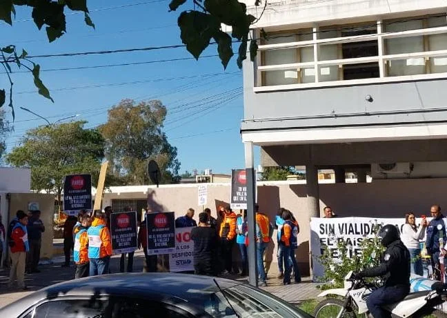 Protesta de trabajadores de Vialidad Nacional en La Rioja por despidos masivos