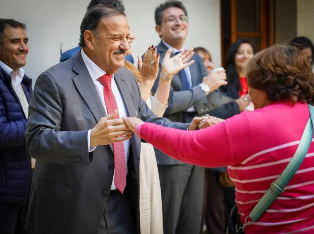 Quintela dialoga con empleados estatales antes de la celebración del Día del Trabajador