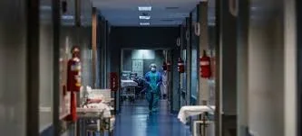 Situación crítica: joven en terapia intensiva tras cirugía de emergencia en el hospital local