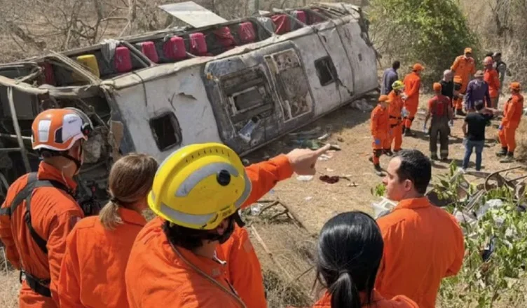 Tragedia en Brasil: al menos 15 fallecidos en volcadura de micro turístico