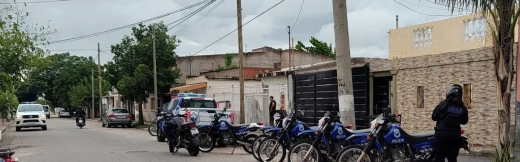 Violencia familiar en la capital: joven agredió a su pareja y hermano en un trágico incidente