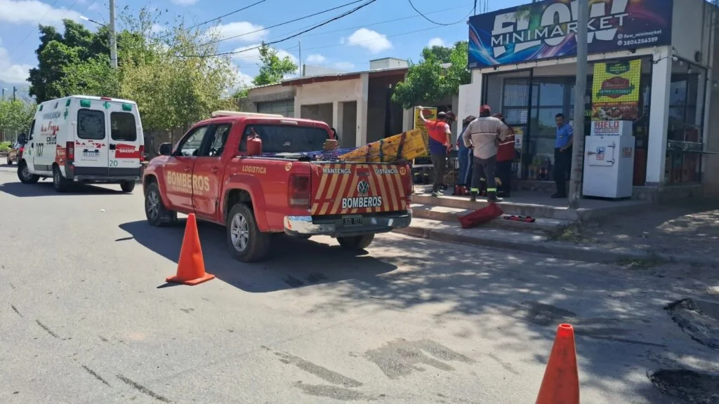Accidente en La Rioja capital: hombre grave tras caer de un camión en movimiento