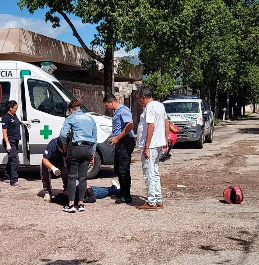 Accidente en La Rioja capital: motocicleta y taxi colisionan, dos heridos graves