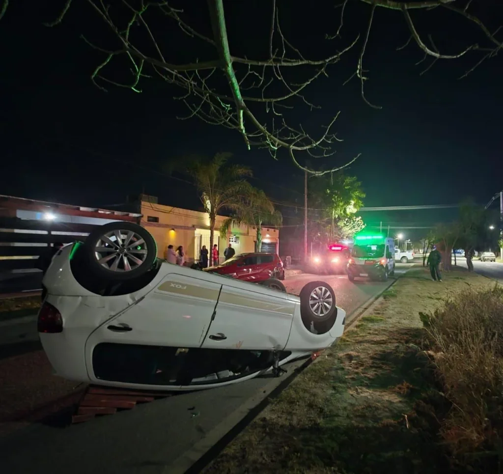 Accidente en La Rioja capital: un auto vuelca tras chocar con otro estacionado