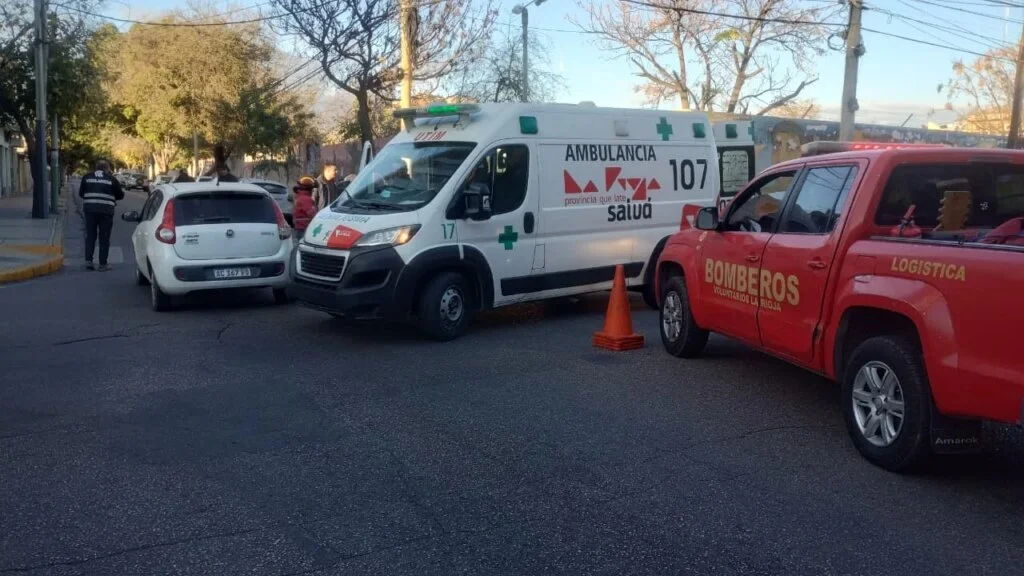 Accidente en La Rioja: colisión entre auto y moto provoca congestión vehicular