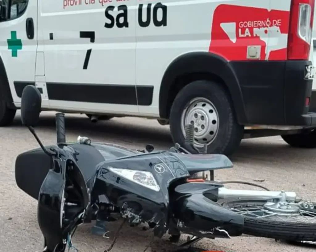 Accidente en La Rioja: motociclista de 22 años internado tras colisión con auto