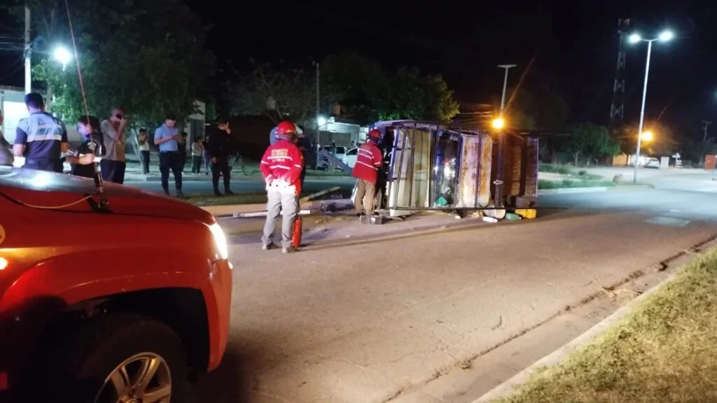 Accidente en Ortiz de Ocampo: vuelco de camioneta sin heridos por falla mecánica