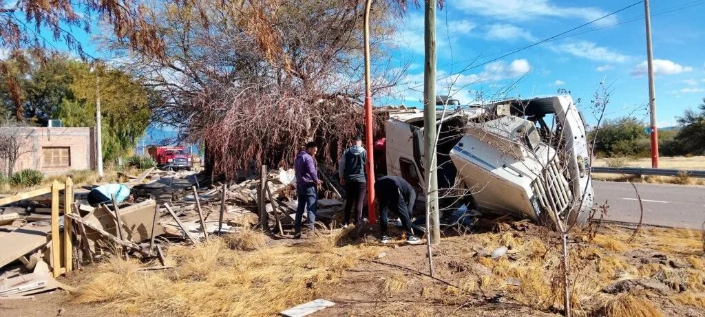 Accidente en Ruta 40: camión vuelca cerca de Andolucas, conductor con lesiones leves