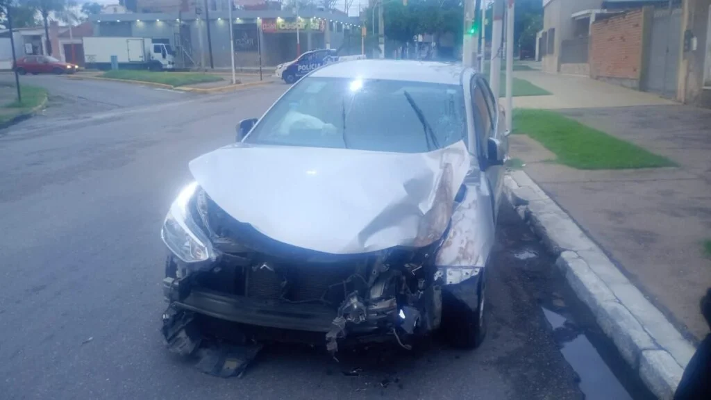 Adolescente borracho provoca accidente en avenida Facundo Quiroga y causa daños materiales
