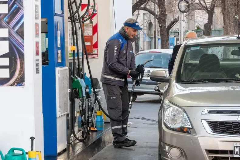 Aumento de nafta en La Rioja: vecinos preocupados por el impacto en el bolsillo