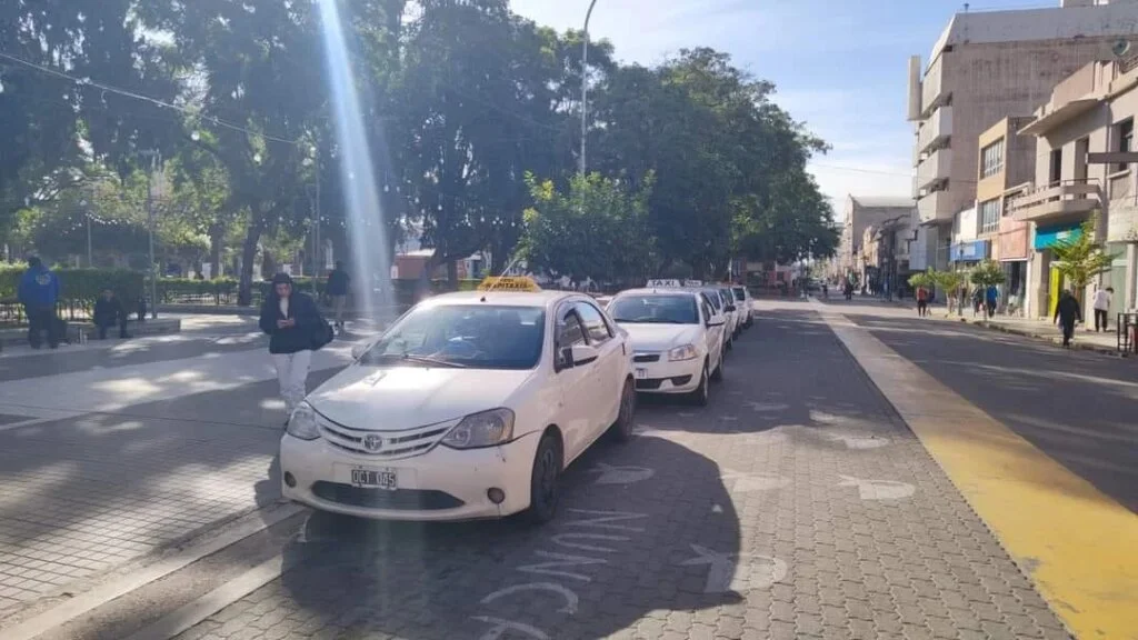Aumento en tarifas de taxis y remises: impacto en el bolsillo de los riojanos