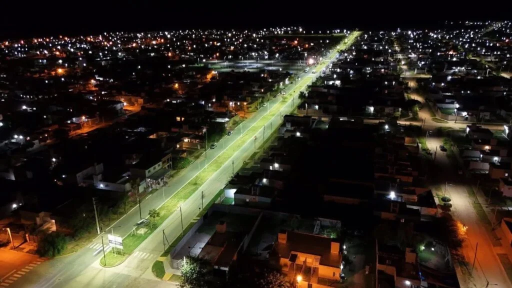 Av. Coronel Montes estrena iluminación LED gracias a la cooperación entre Gobierno y Municipio