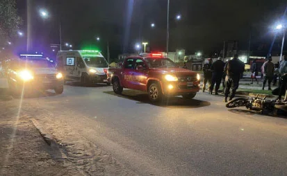 Avenida 1ero de Marzo afectada por choque entre motocicletas: un herido en el siniestro