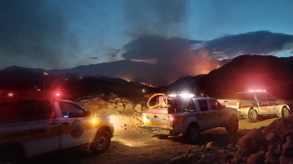 Bomberos de La Rioja colaboran en la lucha contra incendios en Chilecito