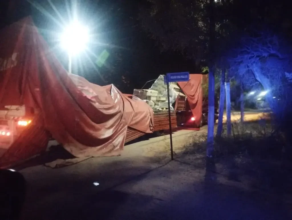 Camión vuelca en Ruta 27: conductor alcoholizado y carga desparramada en la vía