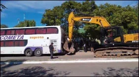 Colectivo se hunde en Chepes: el asfalto cede sin dejar heridos
