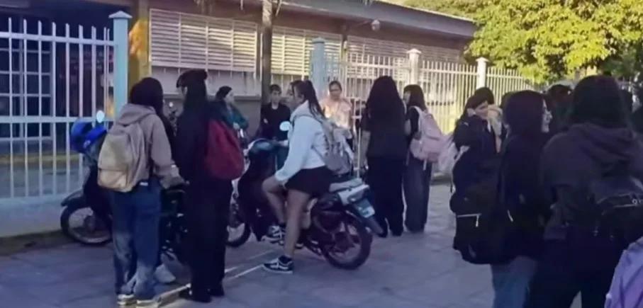 Colegio N° 4 refuerza seguridad con control de mochilas ante amenazas de violencia