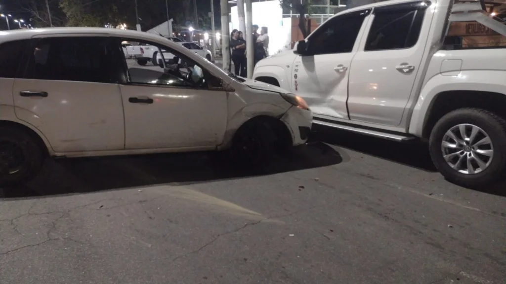Conductor ebrio provoca choque en avenida San Francisco: daños en vehículo estacionado