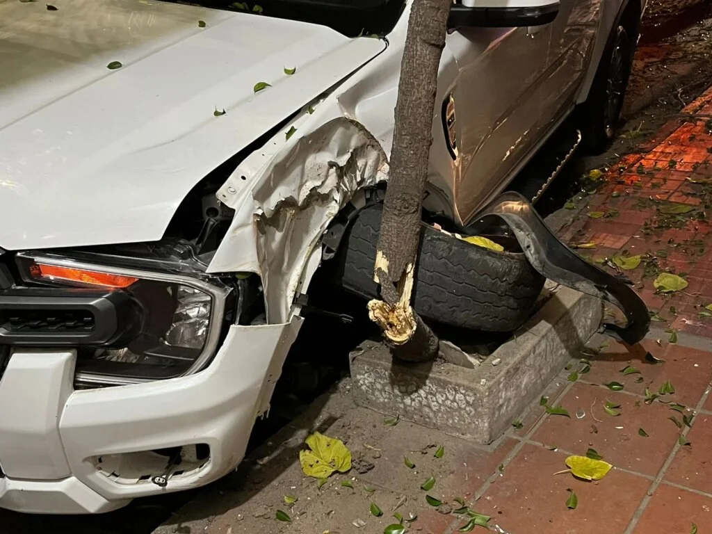 Conductor embiste un árbol en el macrocentro: se niega a la prueba de alcoholemia